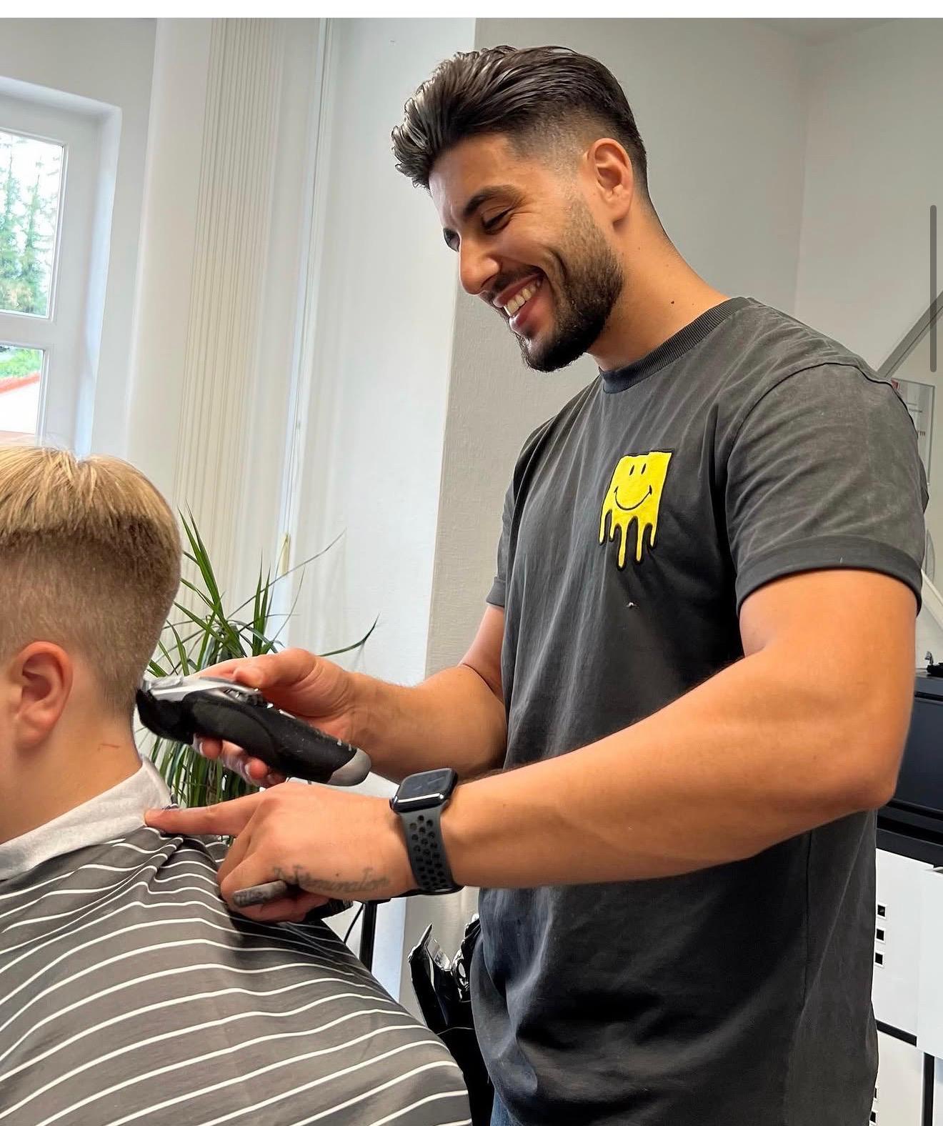 Husni bei einem Haarschnitt im Salon