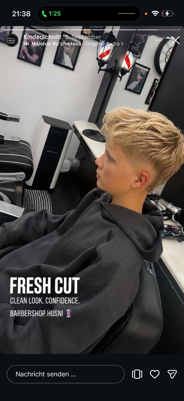 Moderner kurzer Haarschnitt für einen jungen Kunden